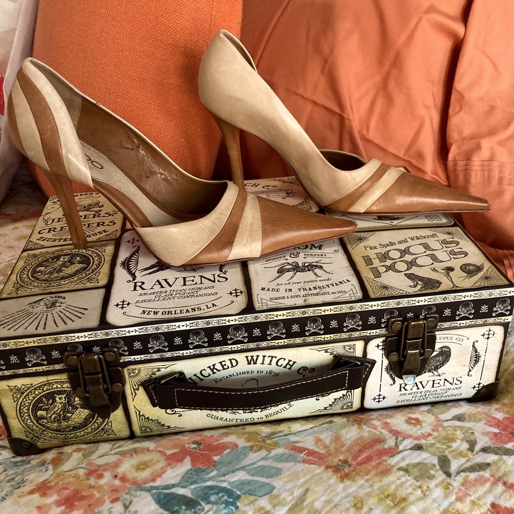 Aldo leather very pointy toe stiletto heels in two tone colors sz 8B